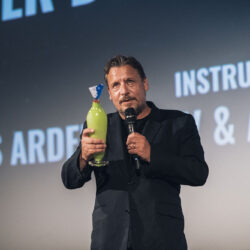 Anders W. Berthelsen modtager prisen for Årets danske film -Ser du månen, Daniel