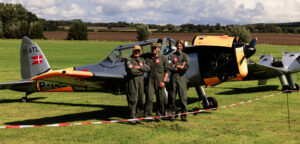 14-årige Alxander Krag og faren Hnerik Krag sammen med Kim Frandsen. Gruppen kalder sig Danish Military Historic Flight, og de var at finde til årets Fly In Bio. Foto: Claus Nicolajsen